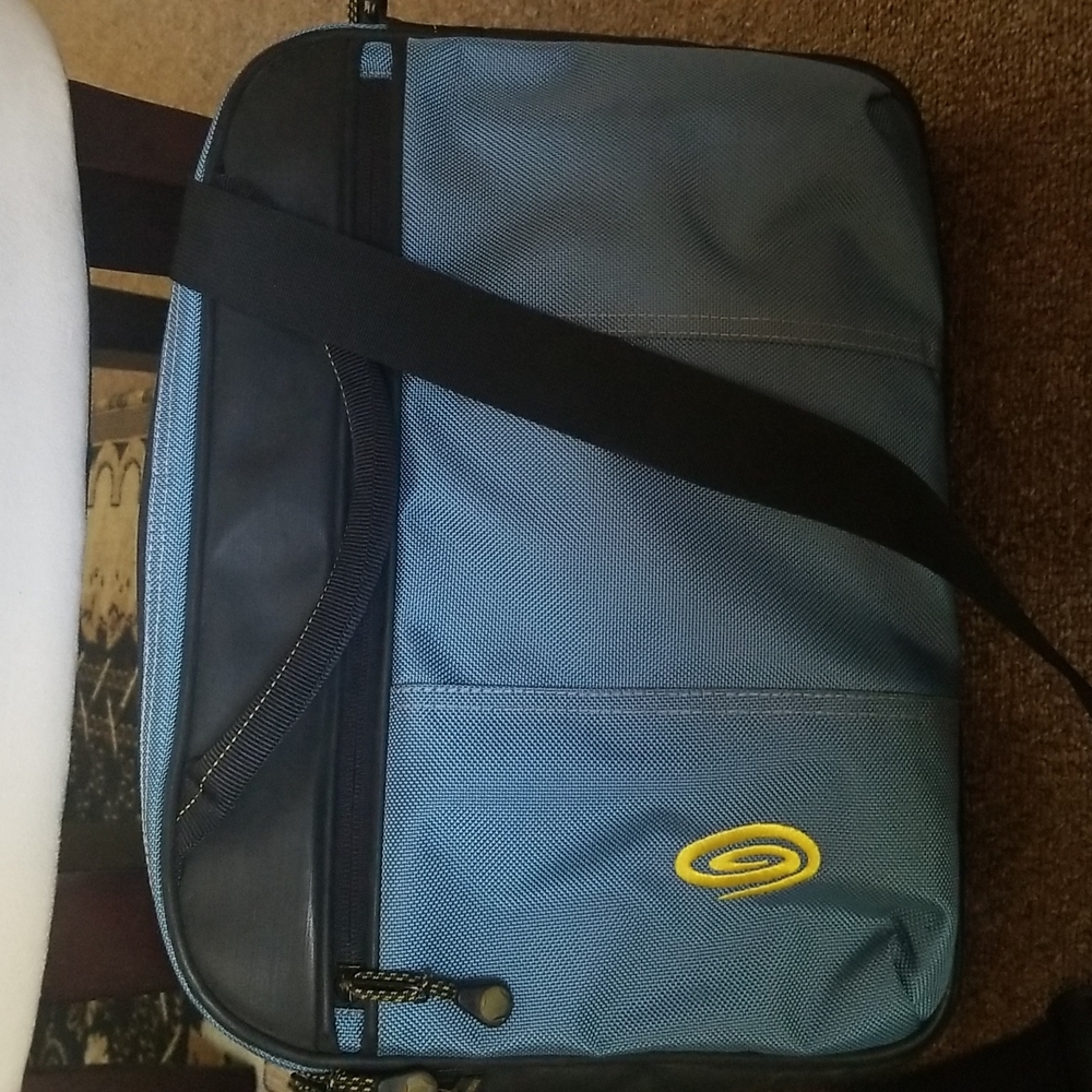 Laptop, messenger bag